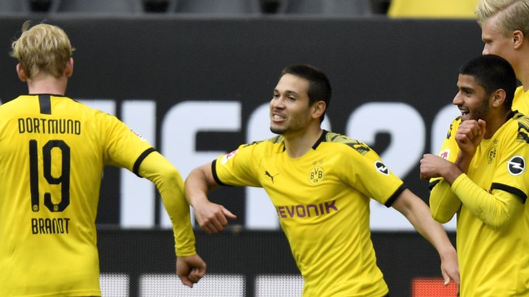 Ein häufig fabrizierter Jubel an diesem Spieltag war der Check per Ellbogen, wie in hier Raphael Guerreiro mit Julian Brandt vollzieht ...