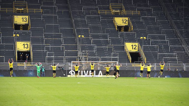 Den skurrilsten Jubel lieferten aber die Profis des BVB. Nach dem gewonnen Derby gegen Schalke (4:0) feierten die Akteure mit einer La-Ola-Welle vor der leeren Südtribüne. 