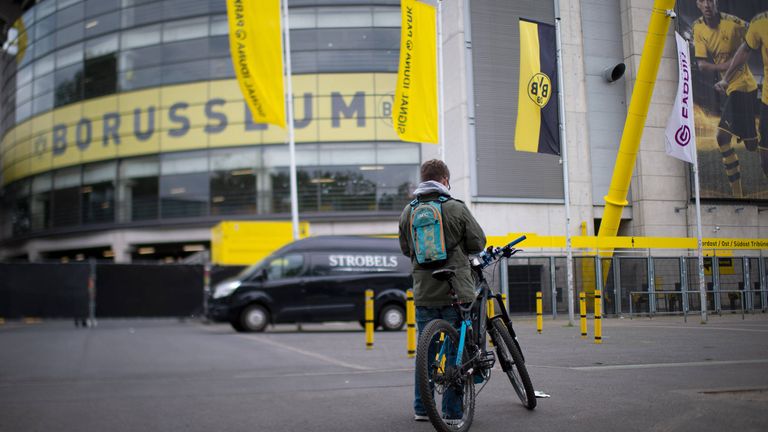 Die von einigen befürchteten Fan-Ansammlungen vor den Stadien blieben aus. Lediglich wie hier am Signal Iduna Park in Dortmund 'verfuhr' sich ab und an ein Radfahrer. 