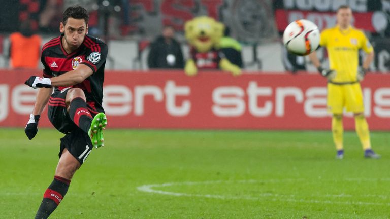 Platz 7: Hakan Calhanoglu – Ebenfalls 13 direkte Freistoßtore konnte der türkische Nationalspieler, der aktuell für den AC Mailand auf Torjagd geht, bislang erzielen. Darunter waren auch sehenswerte Tore für Leverkusen und den HSV dabei.