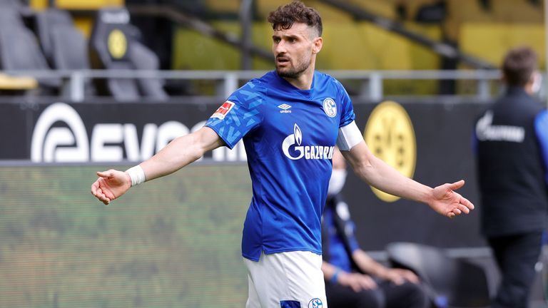 Daniel Caligiuri muss mit Schalke eine herbe Pleite gegen Borussia Dortmund einstecken. 