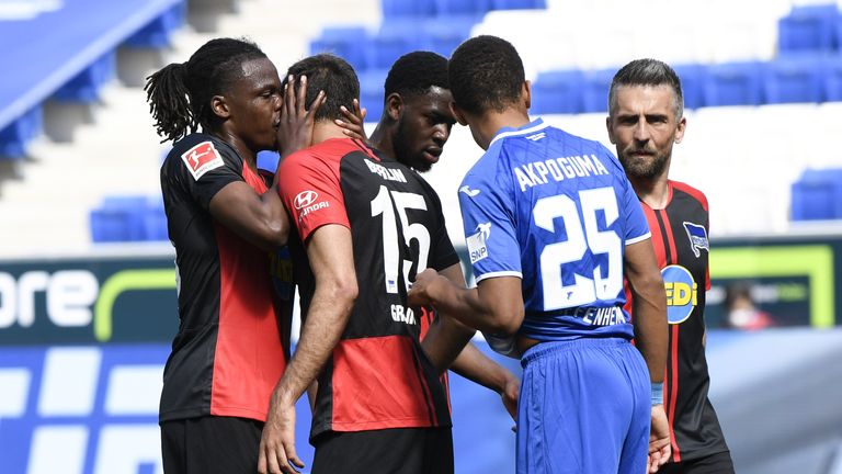 Herthas Dedryck Boyata flüstert Kollege Marko Grujic während dem Hoffenheim-Spiel etwas ins Ohr.