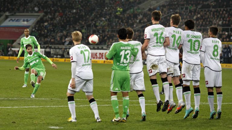 Platz 1: Diego – Der Freistoßgott der Bundesliga heißt Diego! Unglaubliche 13 Freistöße zimmerte der Brasilianer für Werder und Wolfsburg in den gegnerischen Kasten.