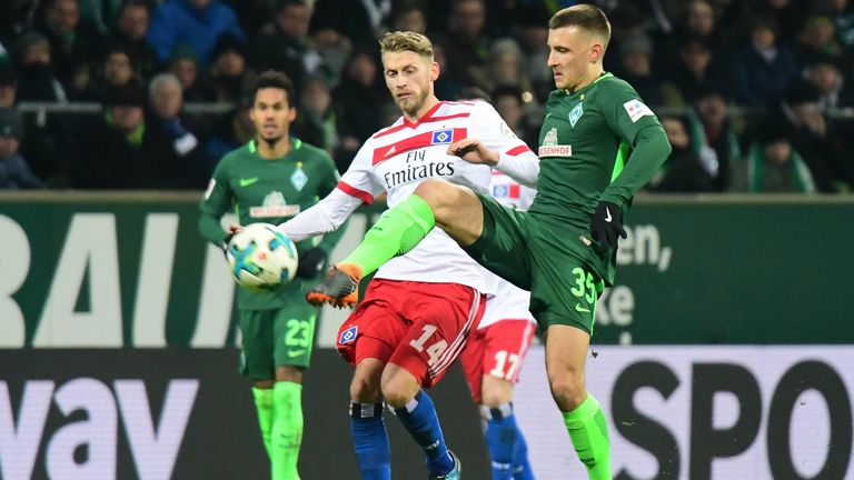 Kommt es in der Relegation zu Zweikämpfen zwischen Bremens Maximilian Eggestein (r.) und Hamburgs Aaron Hunt (l.)?