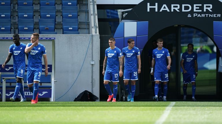 Einen ungewohnten Anblick lieferte auch das Einlaufen - ohne Einlaufkinder. Zudem kamen die Teams nicht gemeinsam, sondern einzeln aufs Feld - ganz nach dem Motto: So gut wie möglich Kontakt vermeiden.