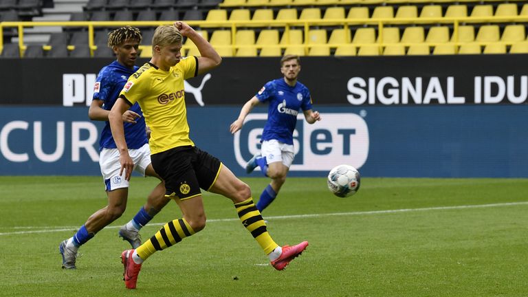 Doch dann wurde es auch sportlich. Dortmunds Shootingstar Erling Haaland eröffnete den Spieltag und auch den BVB-Derbysieg mit seinem Treffer zum 1:0!