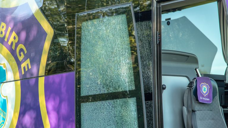 Der Teambus von Erzgebirge Aue war in einen Unfall auf den Weg nach Nürnberg verwickelt.