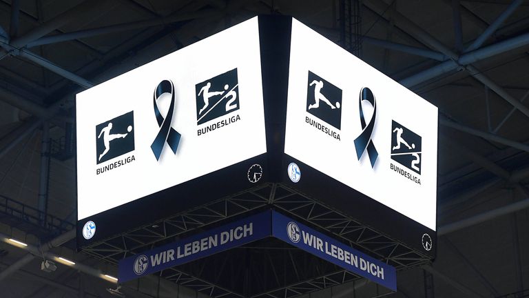 An den kommenden beiden Wochenenden werden die Vereine der Bundesliga und 2. Bundesliga vor den Spielen eine Gedenkminute für die Opfer in der Corona-Krise abhalten.