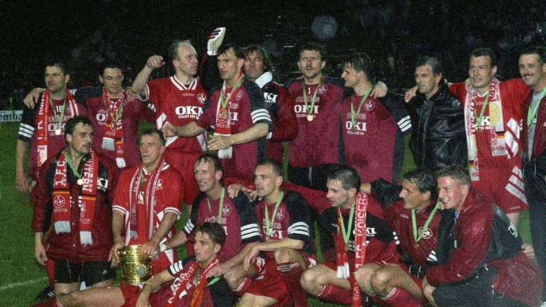 24 Jahre: Ein Absteiger holt den Titel: Eine Woche nach dem sportlichen Abschied aus der Bundesliga schlägt Kaiserslautern Karlsruhe mit 1:0. Das Tor von Martin Wagner besiegelt bis heute den einzigen Pokaltriumph eines Absteigers.