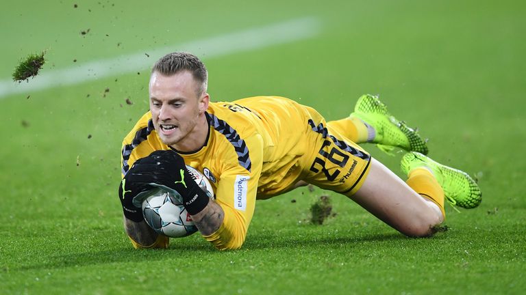 Unter allen Torhütern mit mindestens 50 Paraden hat Mark Flekken die beste Quote an gehaltenen Bällen (78 Prozent). Freiburgs Nummer zwei folgen Gladbachs Yann Sommer (76 Prozent) und Leipzigs Peter Gulacsi (74 Prozent) auf den Plätzen zwei und drei.