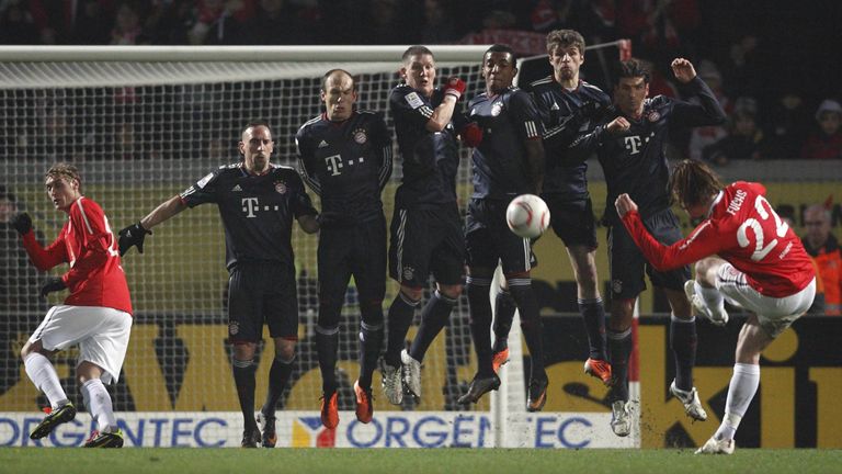 Platz 6: Christian Fuchs – Der Linksverteidiger und englische Meister von 2016 spielte in der Bundesliga bereits für Bochum, Mainz und Schalke 04. In seinen Bundesliga-Jahren traf der Österreicher sieben Mal per Freistoß.