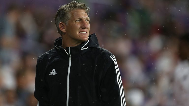Bastian Schweinsteiger sieht seinen Ex-Verein in der Favoritenrolle.