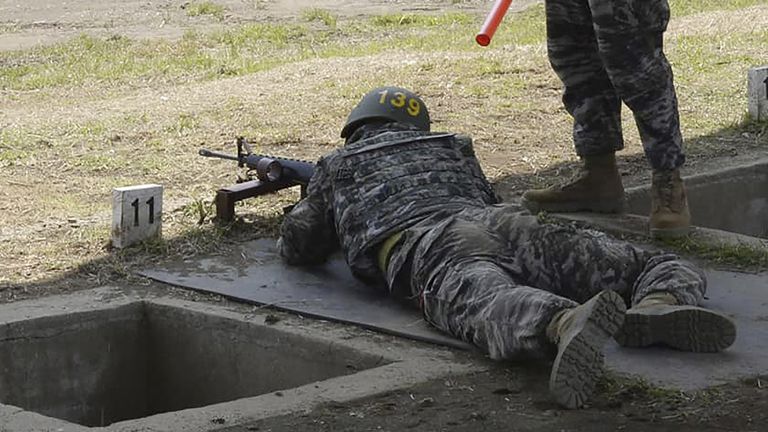 Für seine Schießfertigkeiten wurde Son ausgezeichnet.