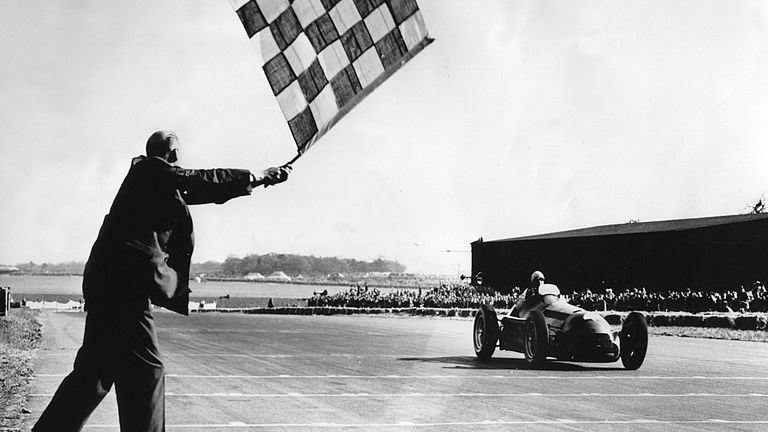 Gusieppe Farina gewinnt das erste Rennen der Formel-1-Geschichte.