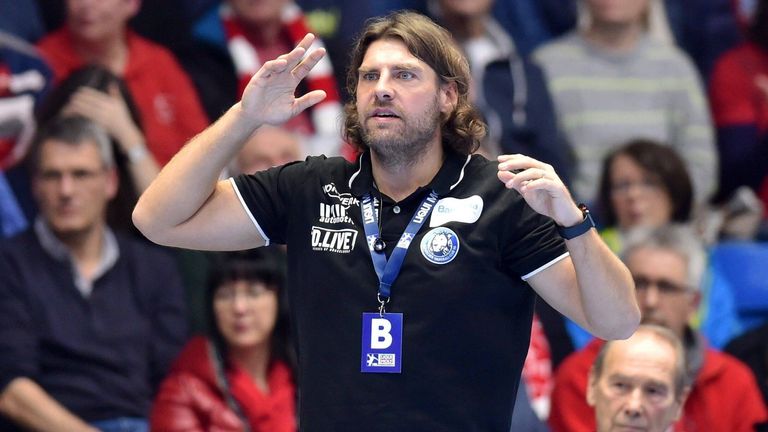 Als Handballspieler war Sebastian Hinze ab 2006 als  Kreisläufer beim Bergischer HC aktiv. Im Mai 2012 übernahm Hinze dann übergangsweise gemeinsam mit zwei Co-Trainern das Traineramt. Seit der Saison 2012/13 ist er Cheftrainer des BHC.