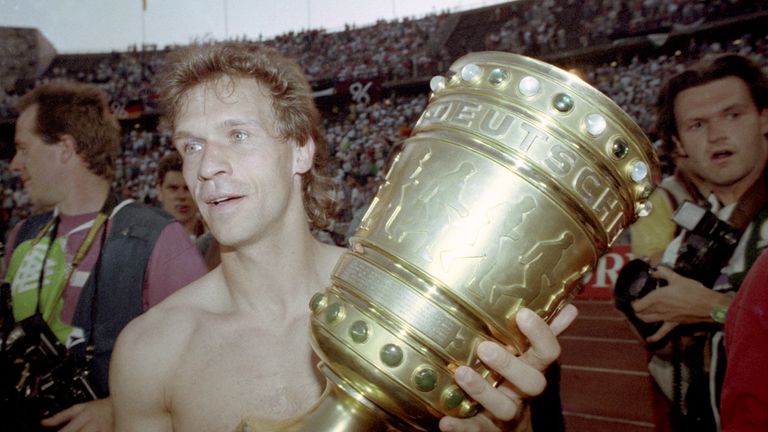 28 Jahre: Drama im Elfmeterschießen – mit besserem Ende für Hannover 96. Gegen Borussia Mönchengladbach wird Jörg Sievers mit zwei gehaltenen Elfmetern zum Matchwinner (3:4 i.E.) Schon das Halbfinale entschieden die Niedersachsen vom Punkt.