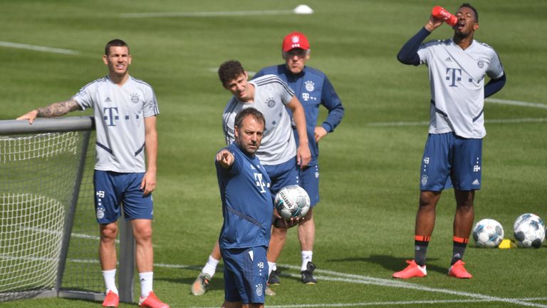 Hansi Flick (vorne) hat die Bayern wieder in die Erfolgsspur zurückgeführt. Jetzt ist dem FCB sogar das Triple zuzutrauen.