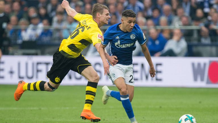 Schalkes Edeltechniker Amine Harit ist der meistgefoulte Spieler der Bundesliga - 68 Attacken musste der Marokkaner einstecken. Auch Lucas Höler (57) vom SC Freiburg und Wolfsburgs Maximilian Arnold (53) bekommen häufig auf die Socken. 