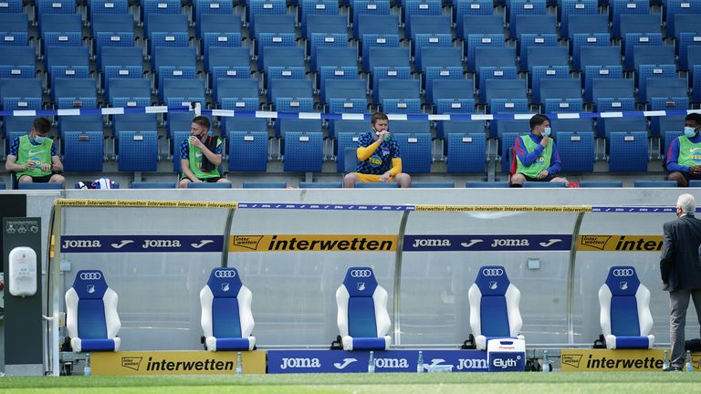 Doch nicht nur die Maskenpflicht auf der Bank war neu. Auch der Ort hat sich für die 'Joker' verändert. Diese nahmen nämlich nicht auf der 'normalen' Bank Platz, sondern saßen etwas erhöht und mit reichlich Abstand voneinander auf der Tribüne. 