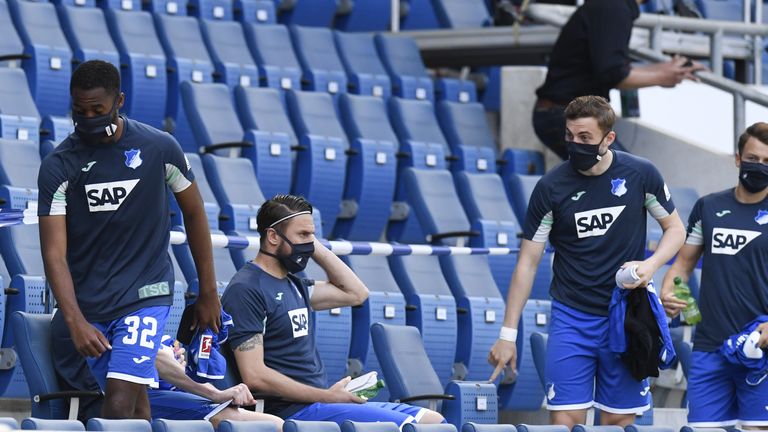 Außergewöhnlich waren auch die Bilder von den Ersatzbänken. Auch dort galt stets: Maskenpflicht! Diese wird hier von den Profis der TSG 1899 Hoffenheim vorbildlich eingehalten. 
