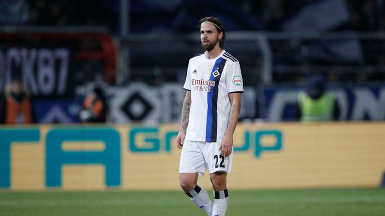 SCHWACHE OFFENSIVE: Betrachtet man die vergangenen vier Partien, gab der HSV nur elf Schüsse pro Partie ab. Bitter: Ligaweit schoss nur Abstiegskandidat Wehen Wiesbaden seltener aufs Tor (10-Mal)! Nur vier Tore kamen bei diesen Spielen heraus.