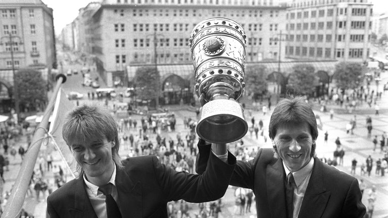 33 Jahre: Der letzte Titel des Hamburger SV ist schon über 30 Jahre her! Gegen die Stuttgarter Kickers holten Manfred Kaltz und Co. den Pott, mit einem 3:1-Sieg. Seitdem warten die Fans in Hamburg auf einen Pokal ihres HSV.