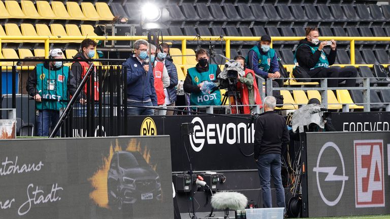 Auch im Stadion waren ungewohnte Bilder zu sehen. So veränderte sich die Interview-Situation vor dem Spiel. Sky Kommentator Marcus Lindemann stellte von einem Podest aus die Fragen an BVB-Coach Lucien Favre, der mittels Mikro-Angel antwortet.