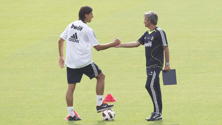 Rani Khedira (l.) spielte unter Jose Mourinho (r.) bei Real Madrid.