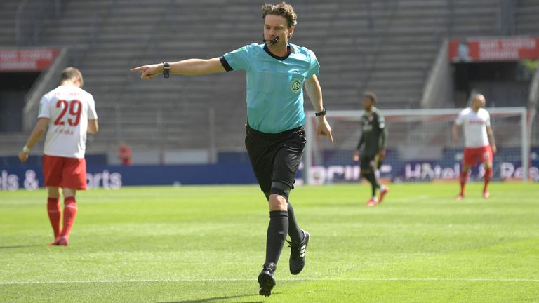 Referee Guido Winkmann stößt beim Match Köln vs. Mainz auf etwas andere Weise an seine Grenzen.