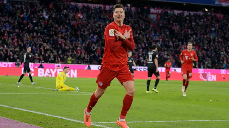 Robert Lewandowski führt mit 25 Toren die Torschützenliste an. Der Pole traf an jedem der ersten 11 Spieltage – Bundesliga-Rekord!