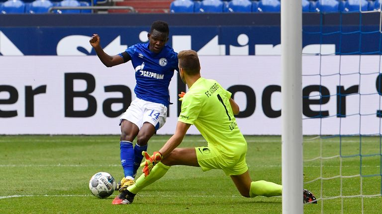 Luthe pariert gegen Schalkes Matondo.