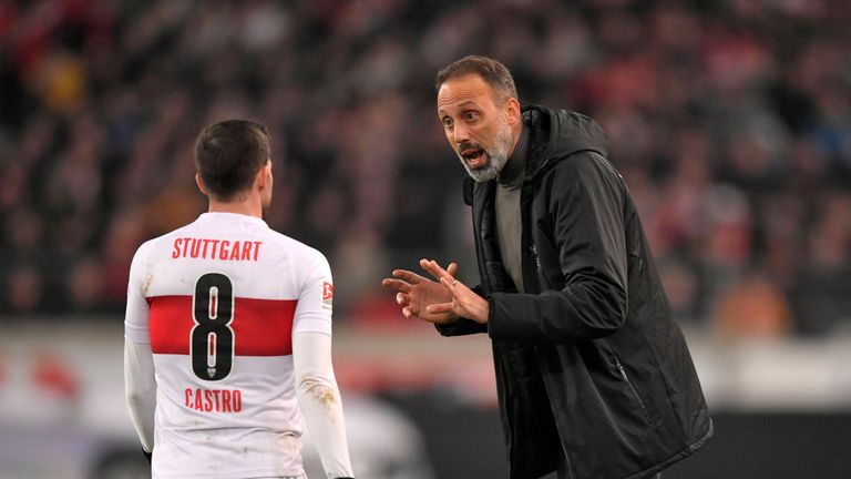 ZU VIELE WECHSEL: Pellegrino Matarazzo (r.) stand in neun Spielen an der Seitenlinie, nur einmal lief er dabei mit derselben Startelf auf wie im Spiel davor. 23 Spieler kamen für den VfB im Jahr 2020 zum Einsatz – nur bei Hannover waren es mehr (24).