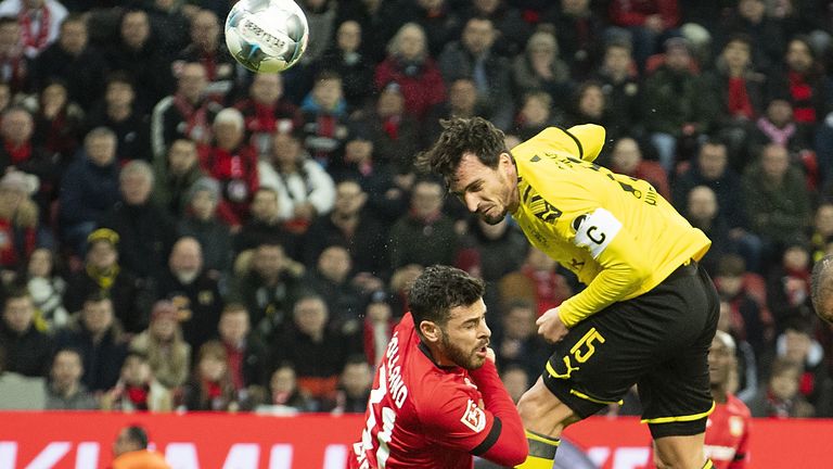 Hummels ist in der Luft stärker, hat 71,2 Prozent seiner Kopfballduelle gewonnen. Gegenüber Alaba hat er aber Defizite in der Geschwindigkeit. Hummels Passquote liegt bei 90 Prozent, Alabas bei 91,6. Beide sind herausragend in der Spieleröffnung. Auch in diesem Duell gibt es nur zwei Sieger und keinen Verlierer.