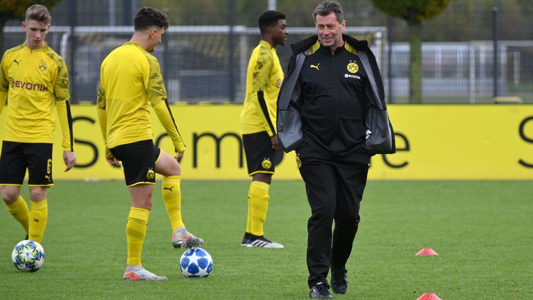 Trainer Michael Skibbe (r.) übernimmt ab der kommenden Saison die U23 von Borussia Dortmund.