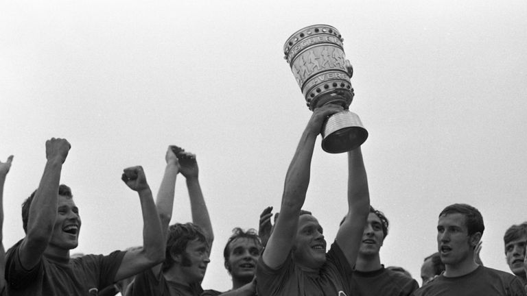 50 Jahre: Offenbach gewinnt den Pokal – und das als Zweitligist! Gegen Köln gewinnen die Kickers mit 2:1 – und steigen im selben Jahr in die Bundesliga auf. Der FC vergibt kurz vor Schluss einen Elfmeter- Karlheinz Volz ist der Held der Kickers.