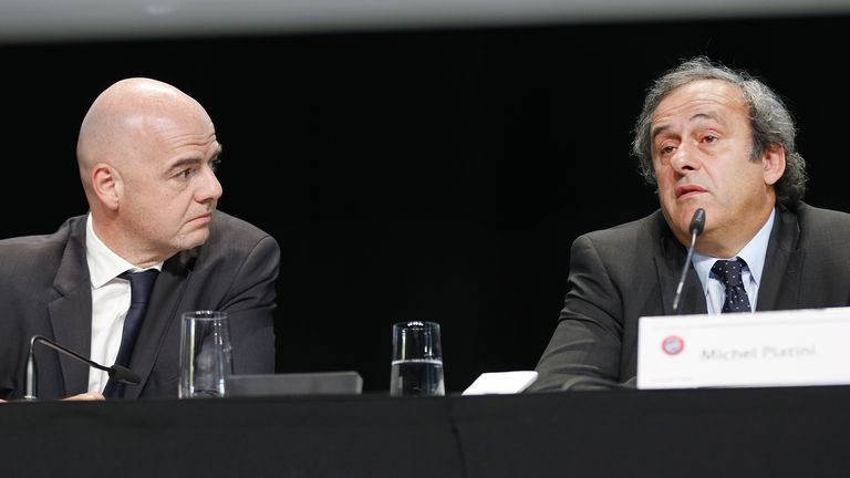 Michel Platini (rechts) kritisiert Gianni Infantino.