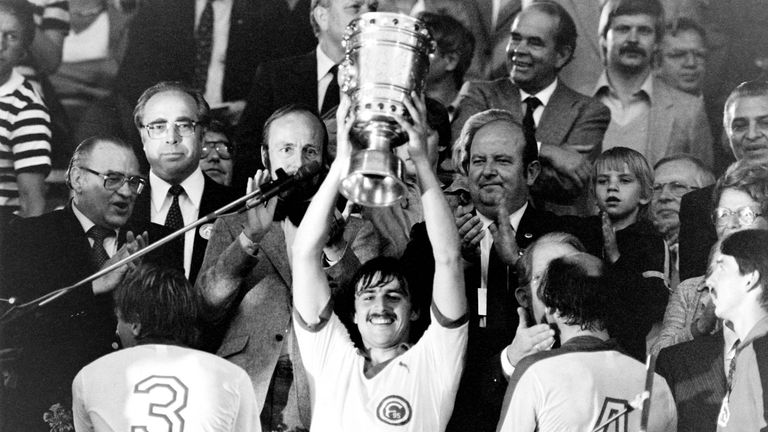 40 Jahre: Goldener Auftakt für Otto Rehhagel! Mit Fortuna Düsseldorf bezwingt er Köln mit 2:1, Thomas Allofs trifft zum 2:1-Endstand. Es ist der erste Pokal in der langen Karriere von „König Otto“ - aber nicht der letzte.