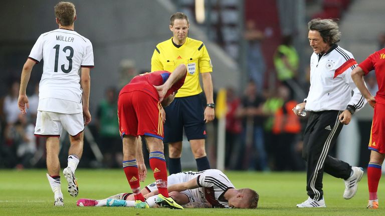 Syndesmose-Teilriss: 09.06.2014 - 14.08.2014 - Reus verletzt sich beim letzten DFB-Testspiel vor der WM gegen Armenien (6:1) kurz vor der Halbzeit: "Ein Traum ist von einer zur anderen Sekunde geplatzt." Deutschland gewinnt den WM-Titel ohne Reus.