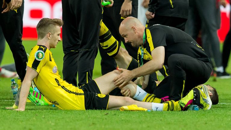 Bei einer Schambeinentzündung gibt es kaum medizinische Behandlungsmöglichkeiten, außer Ruhe. kann in der kommenden Saison erst am 12. Spieltag wieder auflaufen. Er verpasst 2016/17 26 von 51 Pflichtspielen.