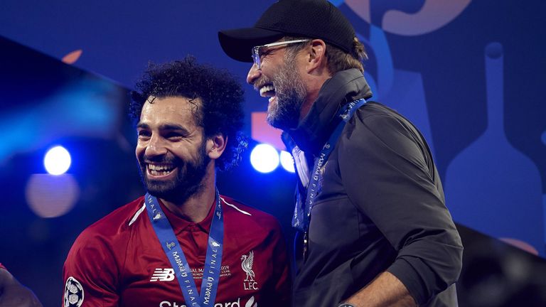 Die Verpflichtung von Mo Salah (l.) war ein wichtiger Mosaikstein für den FC Liverpool und Jürgen Klopp (r.).
