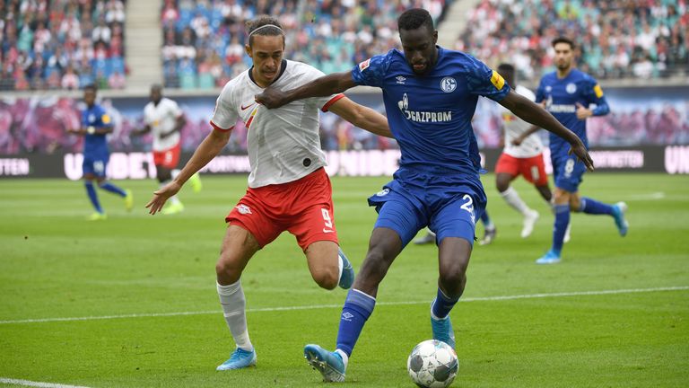 Unter allen Verteidigern mit mindestens 100 Zweikämpfen sticht Schalkes Salif Sane mit einer Quote von 69,4 Prozent besonders hervor. Damit verweist er Augsburgs Felix Uduokhai (67,7 Prozent) und Schalkes Ozan Kabak (67,2 Prozent) auf die Plätze. 