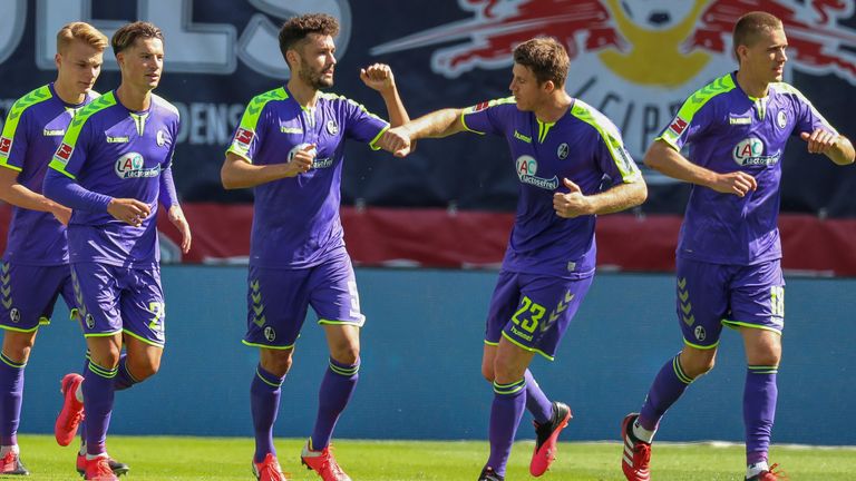 ... oder auch Freiburgs Manuel Gulde (3.v.l.) mit Dominique Heintz. Am Ende ergatterte der SC ein beachtliches 1:1 bei Meisterschaftsanwärter RB Leipzig. 