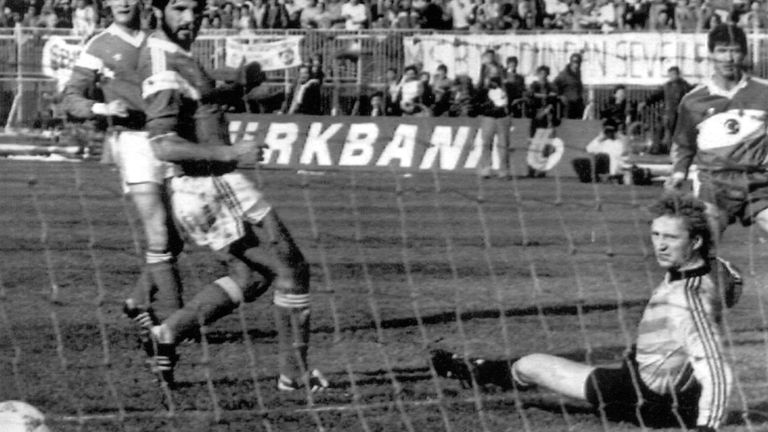 SÜPER LIG: Tanju Colak (r.h.) - 39 Tore (Saison 1987/88) für Galatasaray Istanbul
