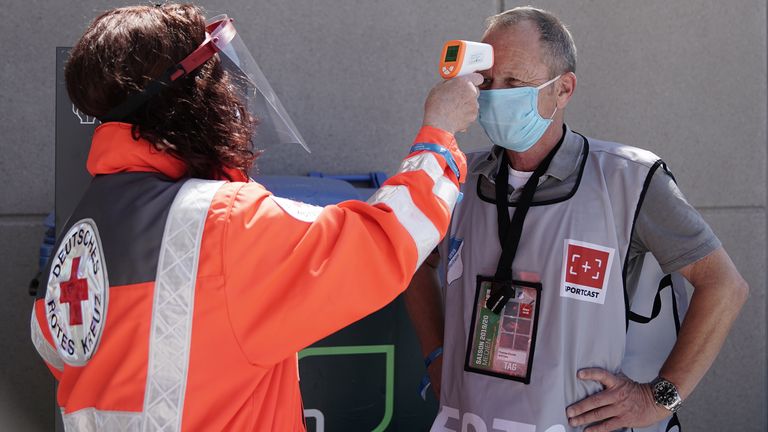 Ebenso wurde von allen Personen, die sich während des Spieltags im Stadion befanden, vor dem Eintritt die Temperatur gemessen. Da wurde auch bei den Fotografen keine Ausnahmen gemacht. 