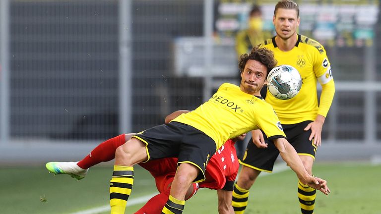 THOMAS DELANEY: Holt sich einige Bälle im Mittelfeld und behält in seinen vier direkten Zweikämpfen (100 Prozent) stets die Oberhand. Trotz einiger guter Seitenverlagerungen muss der Däne zur Halbzeitpause für den offensiveren Emre Can weichen. Note: 2