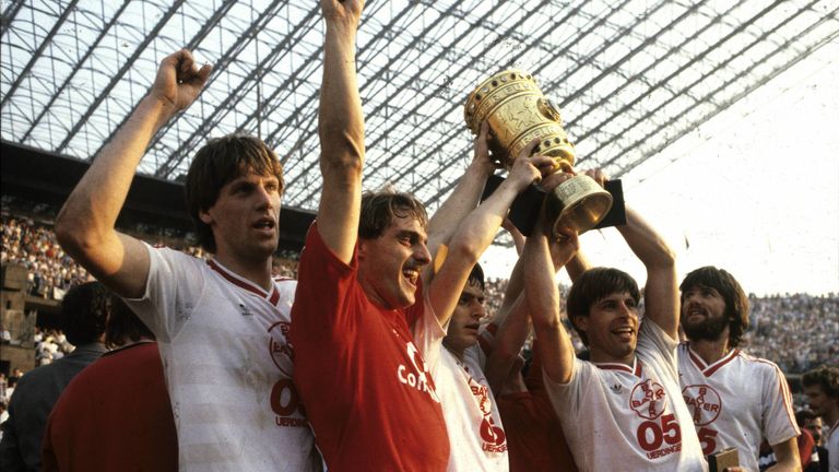 35 Jahre: Heute in der 3. Liga – damals Pokalsieger! Und das gegen die großen Bayern! Uerdingen drehte einen frühen Rückstand noch in einen 2:1-Sieg. Wolfgang Schäfer war der gefeierte Siegtorschütze – und die Bayern waren um eine Schmach reicher.