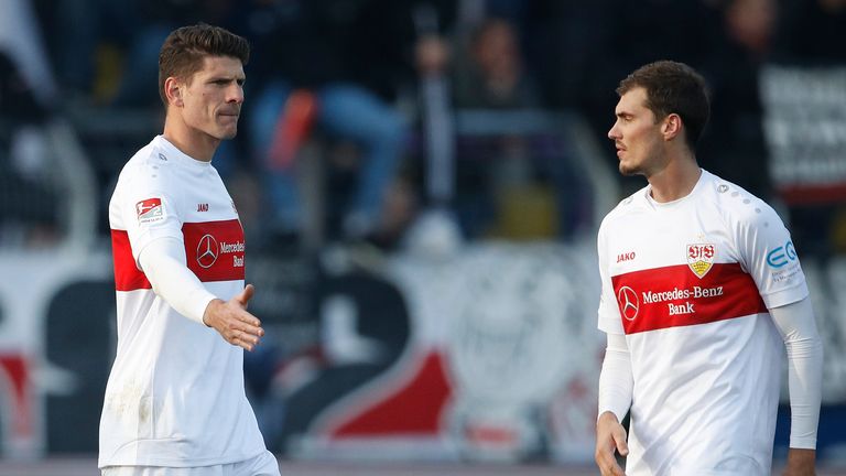 Auf dem Papier stehen die Favoriten aus Stuttgart und Hamburg zwar gut da, auf dem Platz haben die Teams aber noch Luft nach oben. Sky Sport blickt auf die größten Probleme beider Teams in Liga zwei - beginnend mit VfB-Torjäger Mario Gomez (l.)...