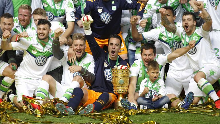 5 Jahre: Wolfsburg macht Hecking zum King. Gegen Dortmund holen die Wölfe den Pott, mit einem triumphalen 3:1-Sieg! Ein überragend aufgelegter Kevin De Bruyne vermiest dabei Jürgen Klopp seinen märchenhaften Abschied aus Dortmund.