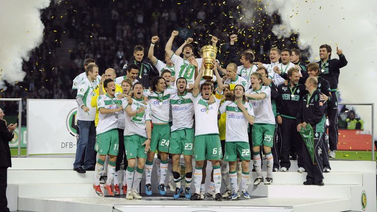 11 Jahre: Ein Magier holt den Pott an die Weser: Mesut Özil! Mit Bremen schlägt er Leverkusen 1:0 und erzielt das goldene Tor. Die Werkself bestätigt ihren Ruf als „Vizekusen“ und Bremen setzt sich in der ewigen Pokalsiegerliste auf Platz 2 (6 Siege)