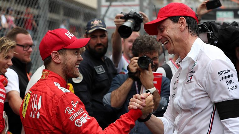 Nach dem Vettel-Aus bei Ferrari meldet sich Mercedes-Teamchef Toto Wolff zu Wort.